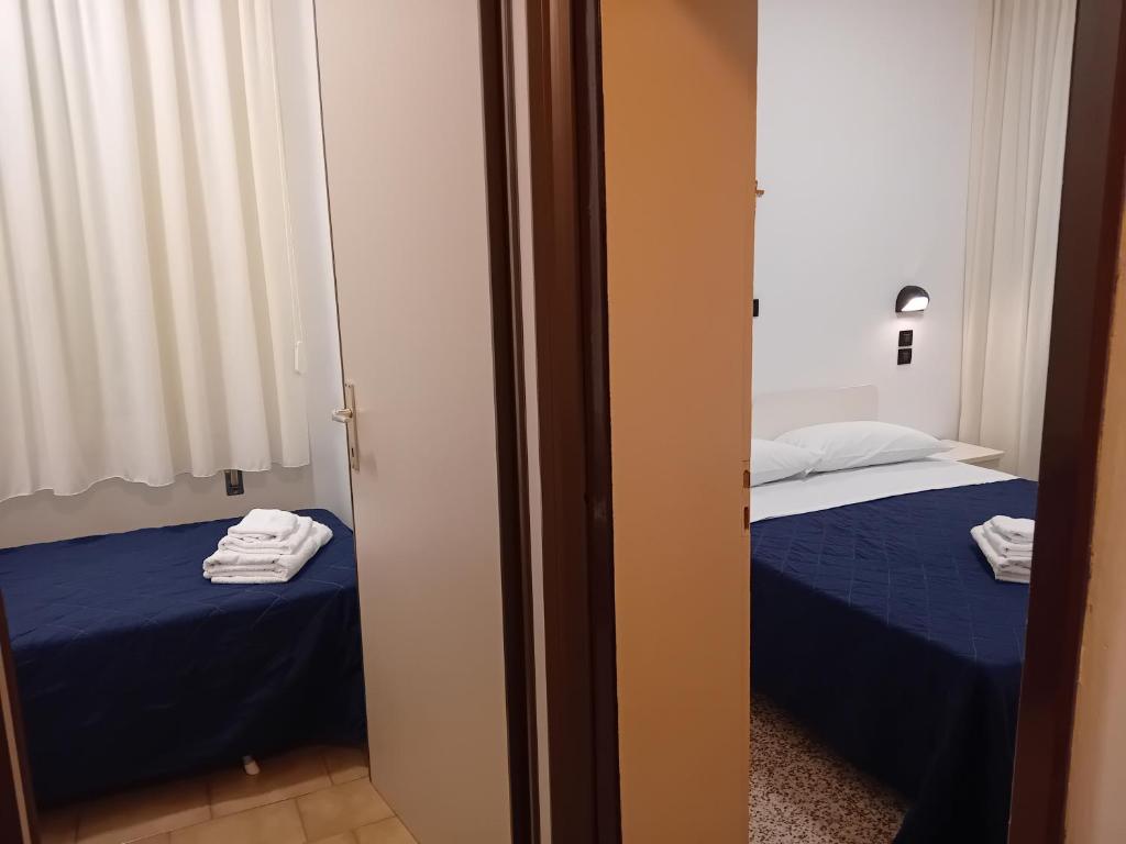 Camera Tripla Family