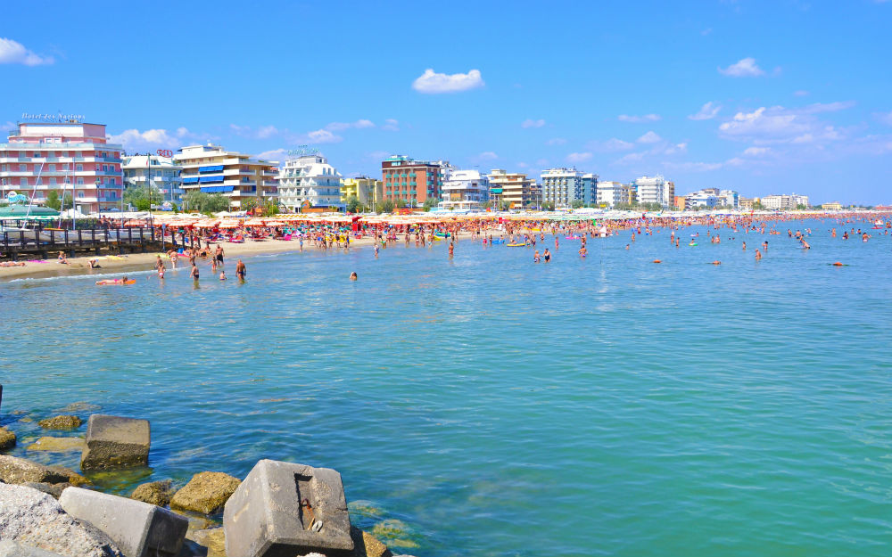 Spiaggia di Rimini con edifici costieri