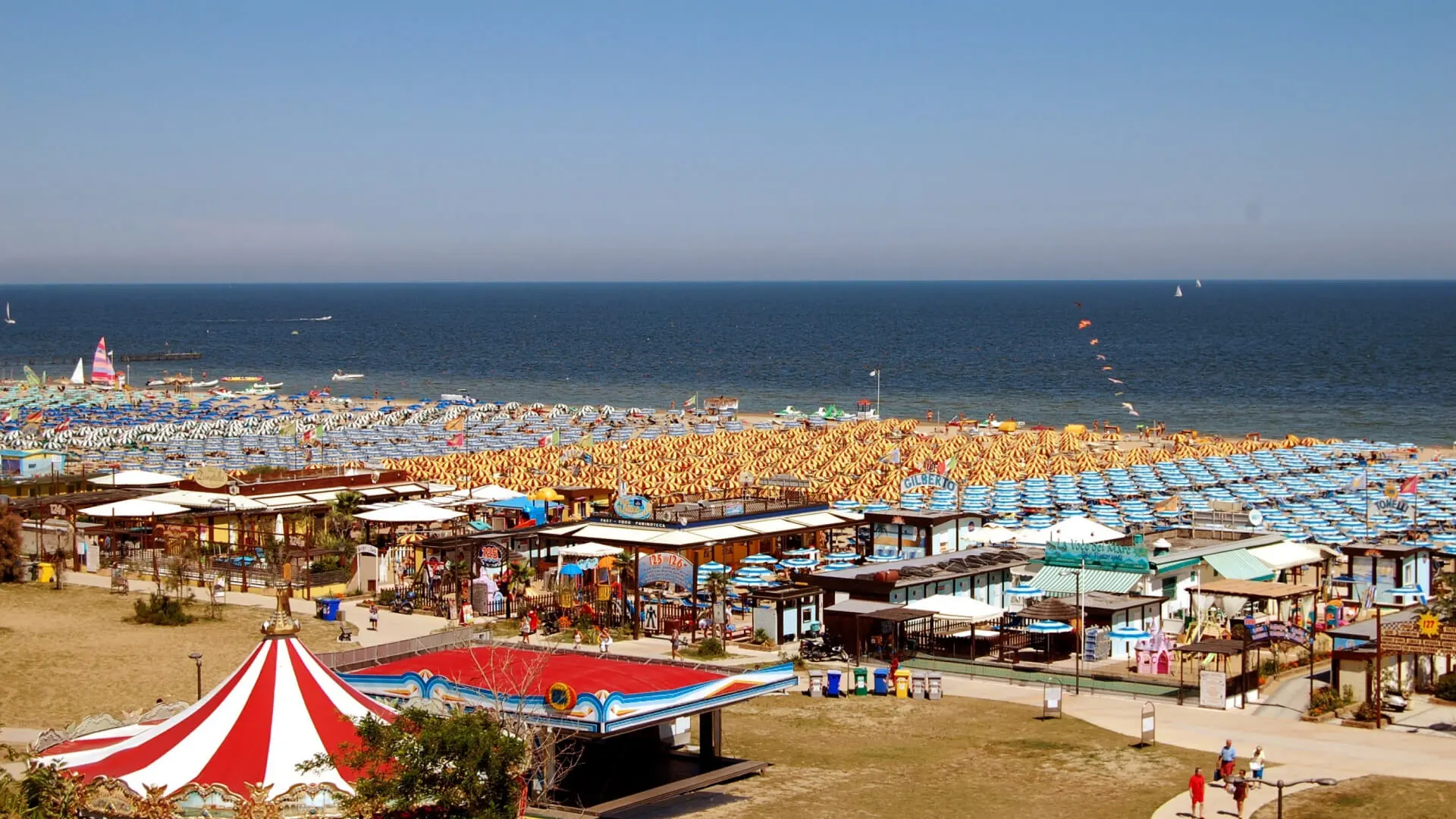 Spiaggia affollata di Rimini
