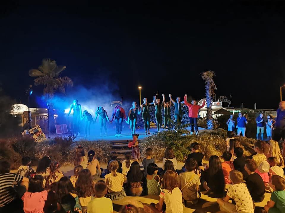 Parco serale con giostra illuminata