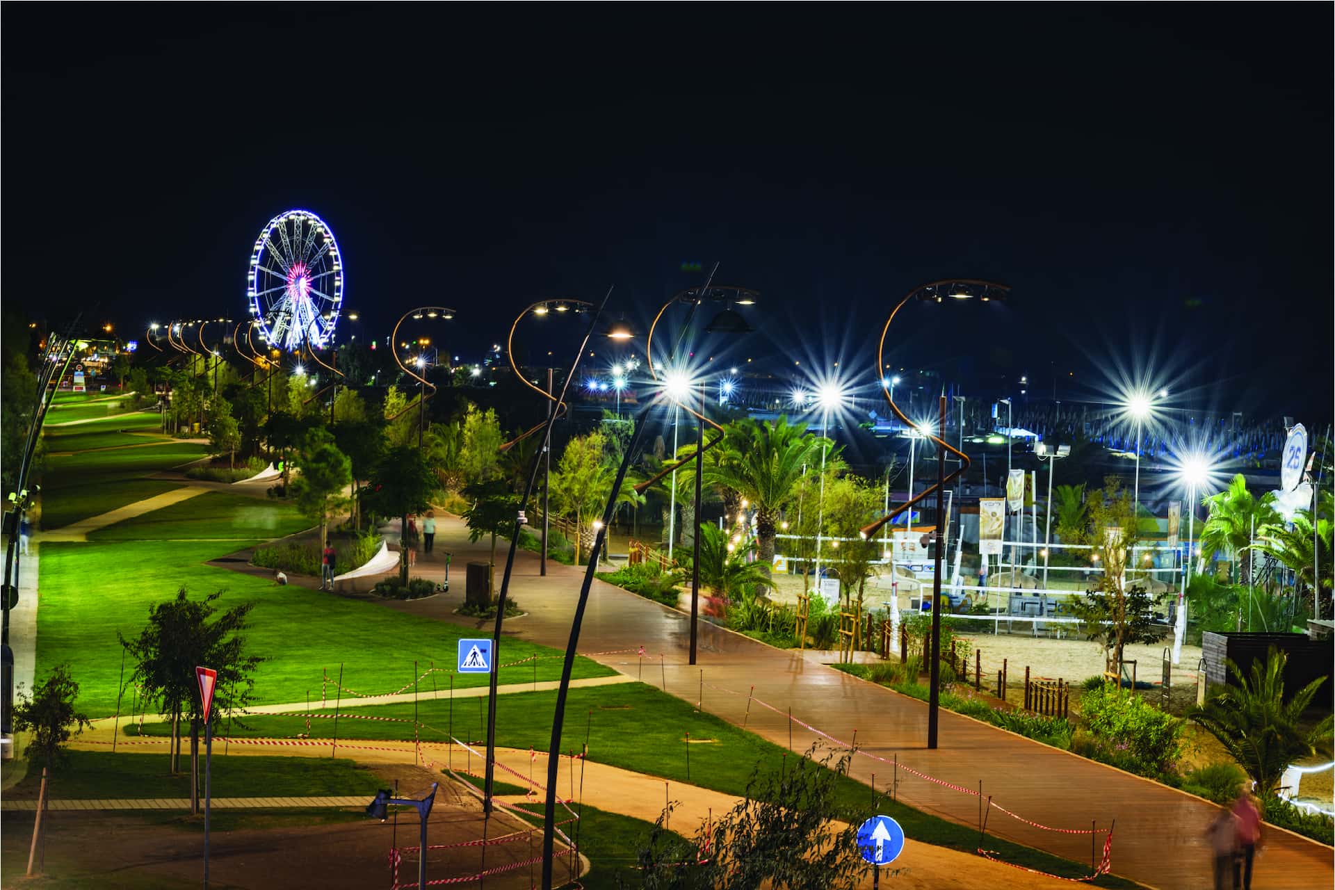 Spiaggia con lettini e ombrelloni ordinati